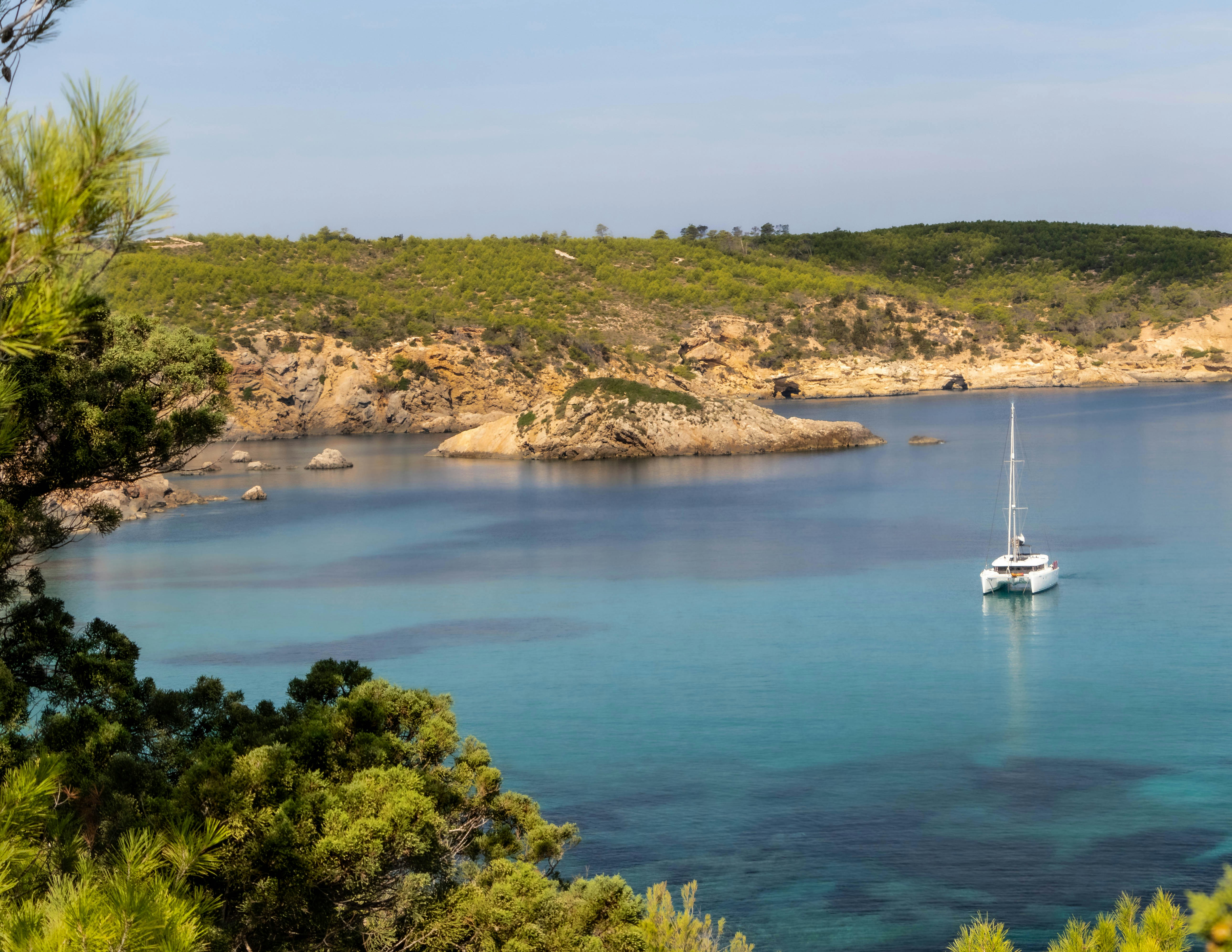 Vue typique de Ibiza, région ciblée par la démoustication naturelle et écologique Biobelt.