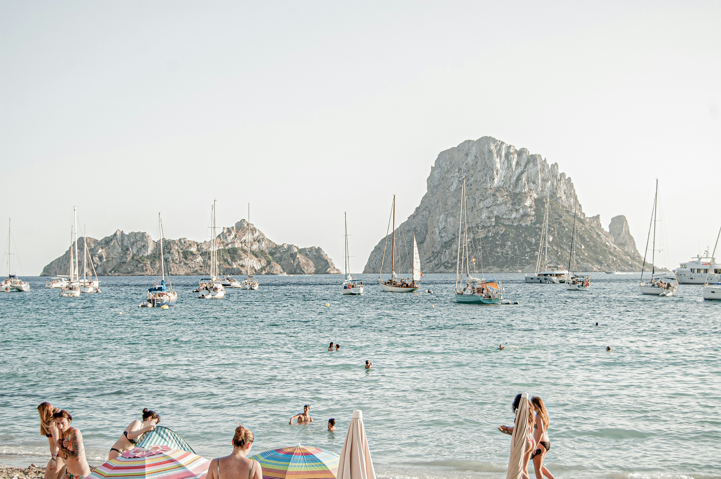 Paysage de Ibiza protégé par les solutions anti moustique extérieur professionnelles Biobelt.