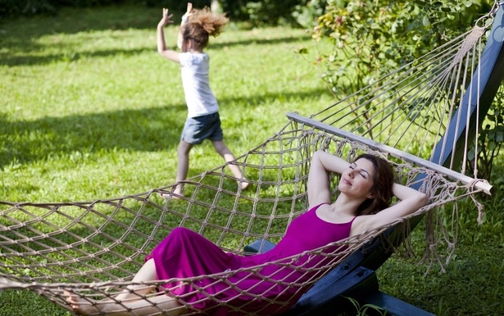 Mom in her hammock, protected by the Biobelt mosquito trap without constraint