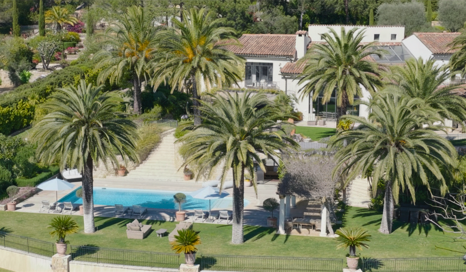 Piscine extérieure protégée par un dispositif Biobelt de démoustication anti moustique efficace et écologique.