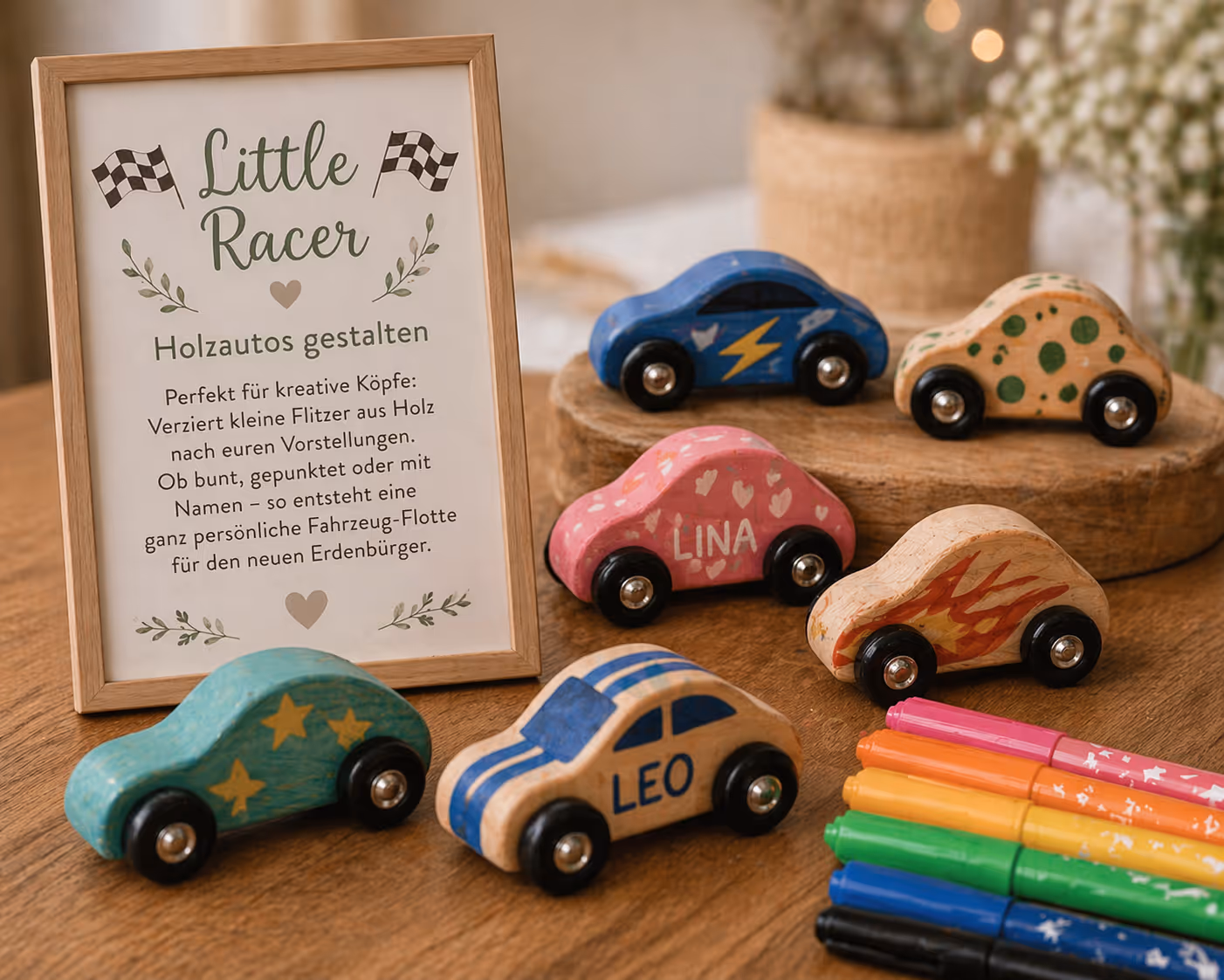 Sechs bunte Holzauto-Spielzeuge mit Namen und Motiven neben einem Rahmen mit Beschreibung.