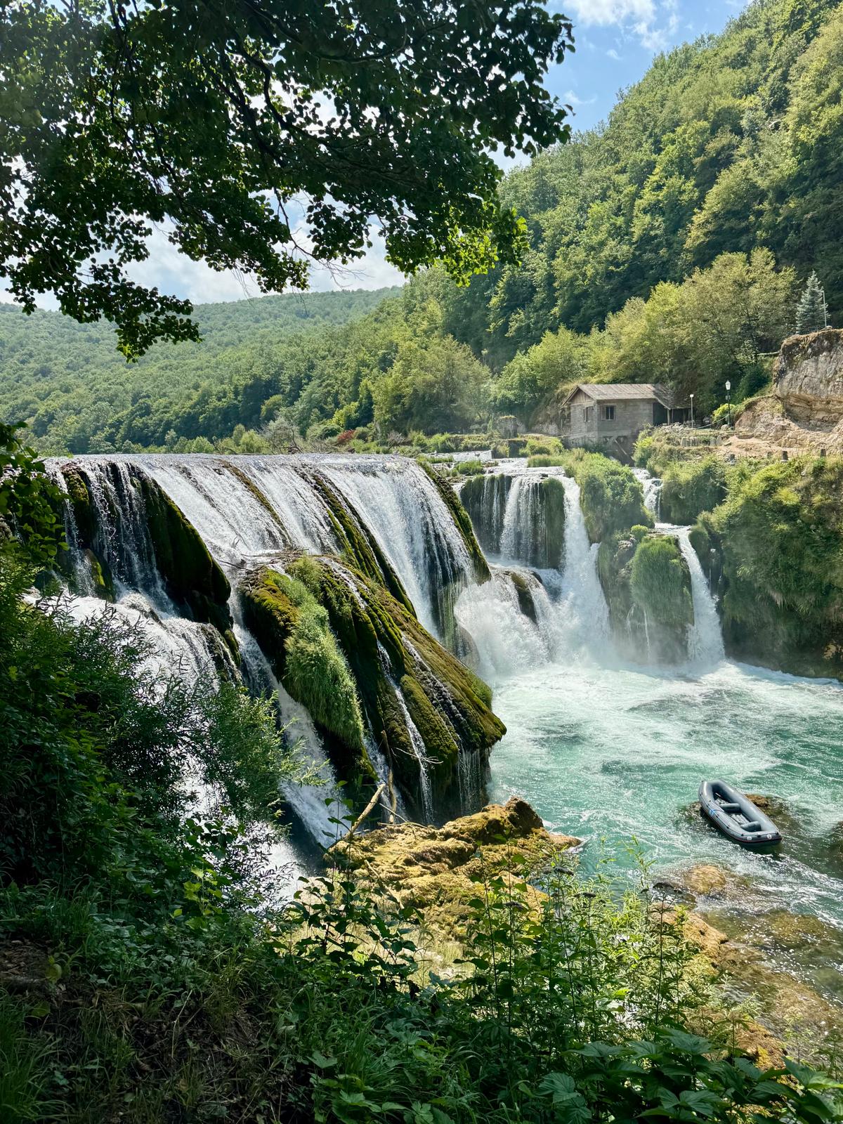 Slapovi Štrbačkog buka sa čamcem uz obalu