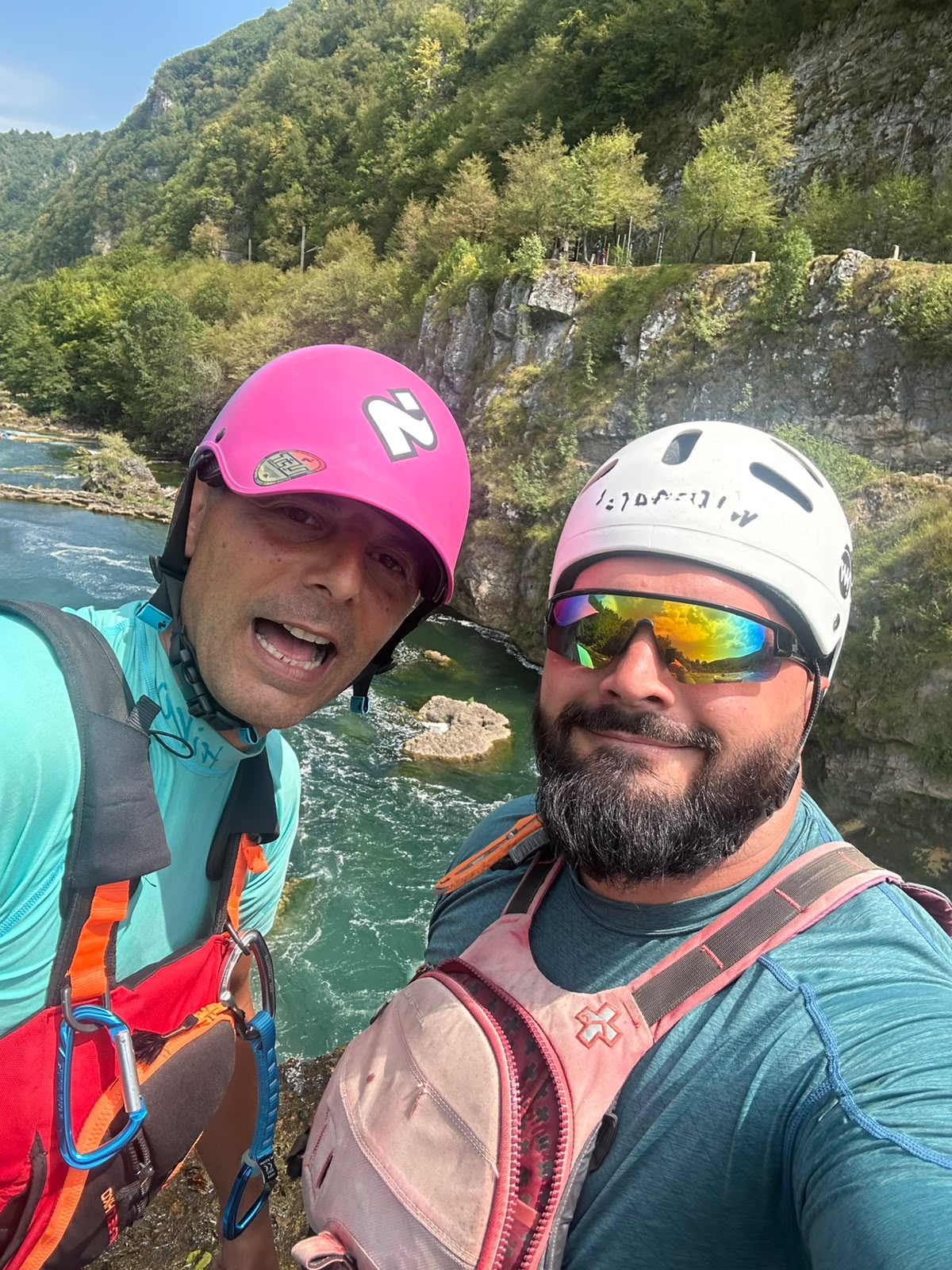 Skiperi Una Xtreme Raftinga na obali rijeke