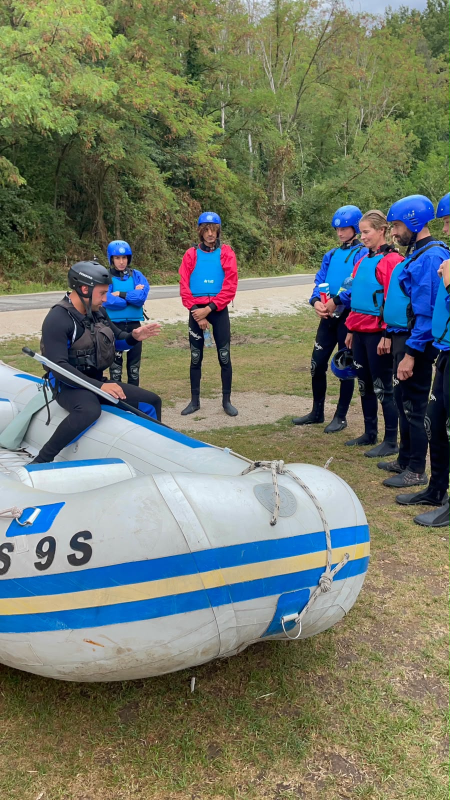 Skiper drži sigurnosnu obuku pored čamca