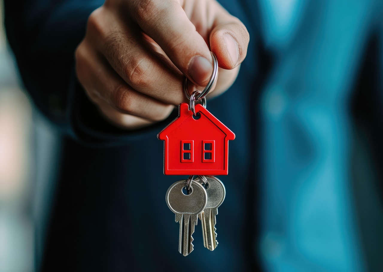 A person holding house keys, representing trust, responsibility and choosing someone to manage your affairs if needed.