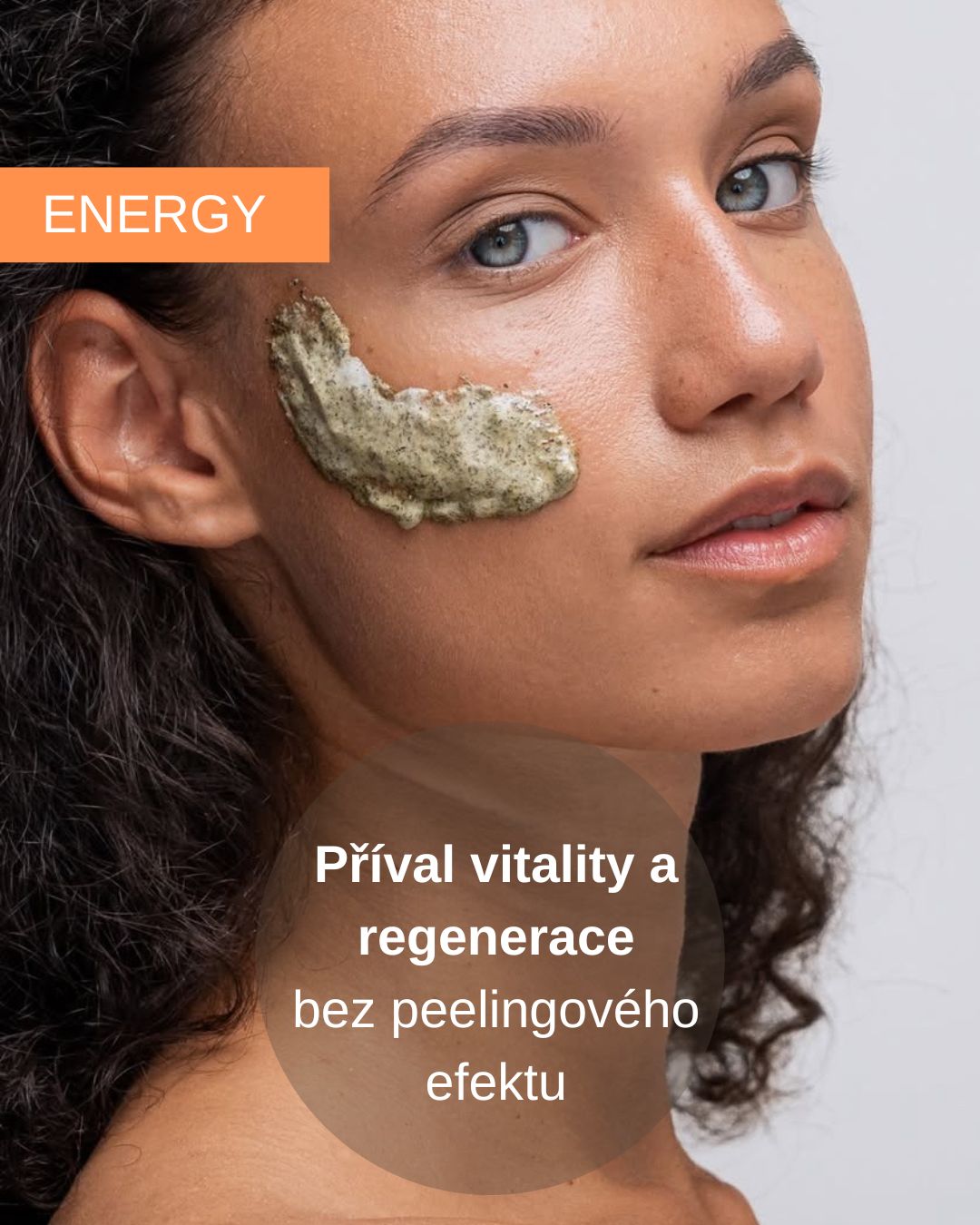 Lymfatická masáž obličeje je speciální technika zaměřená na podporu přirozeného toku lymfy a stimulaci lymfatického systému. Cílenými jemnými tahy se aktivuje povrchová lymfatická síť, což napomáhá odvodu přebytečné tekutiny, redukci otoků a zlepšení mikrocirkulace