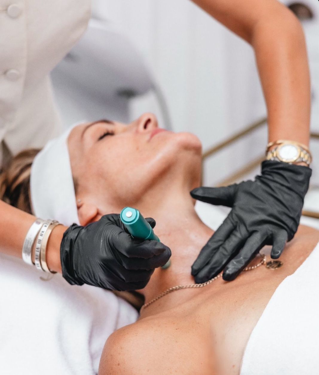 Myofasciální masáž obličeje je specializovaná manuální technika zaměřená na uvolnění a revitalizaci fascií – jemné, ale velmi důležité pojivové tkáně, která obaluje svaly a propojuje je s ostatními strukturami obličeje. Fasciální systém zásadně určuje kvalitu pohybu svalů, jejich pružnost a nepřímo ovlivňuje i vzhled pleti