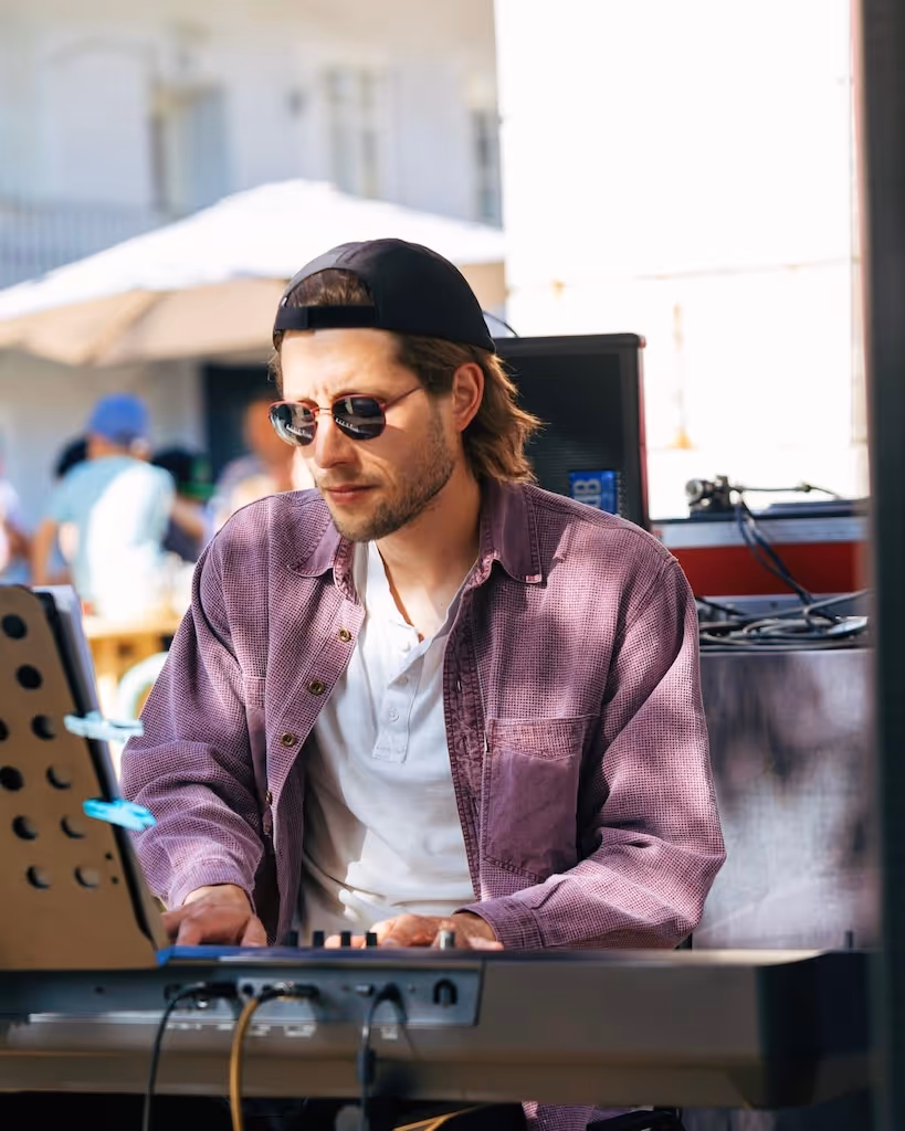 Musiker Fabian Mang am Klavier