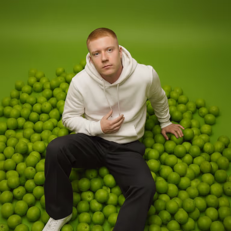 Designer mit grünen Bällen – Darstellung von Innovation und Kreativität