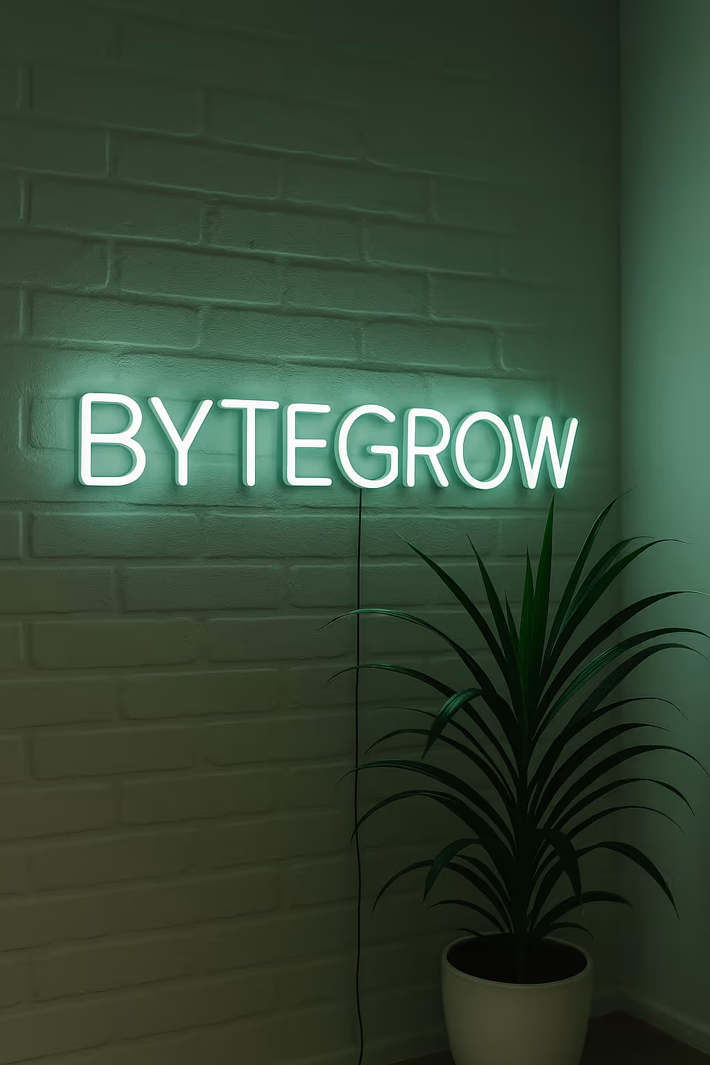 Grünes Bytegrow-Neonschild an Wand – Markenidentität im Bürointerieur