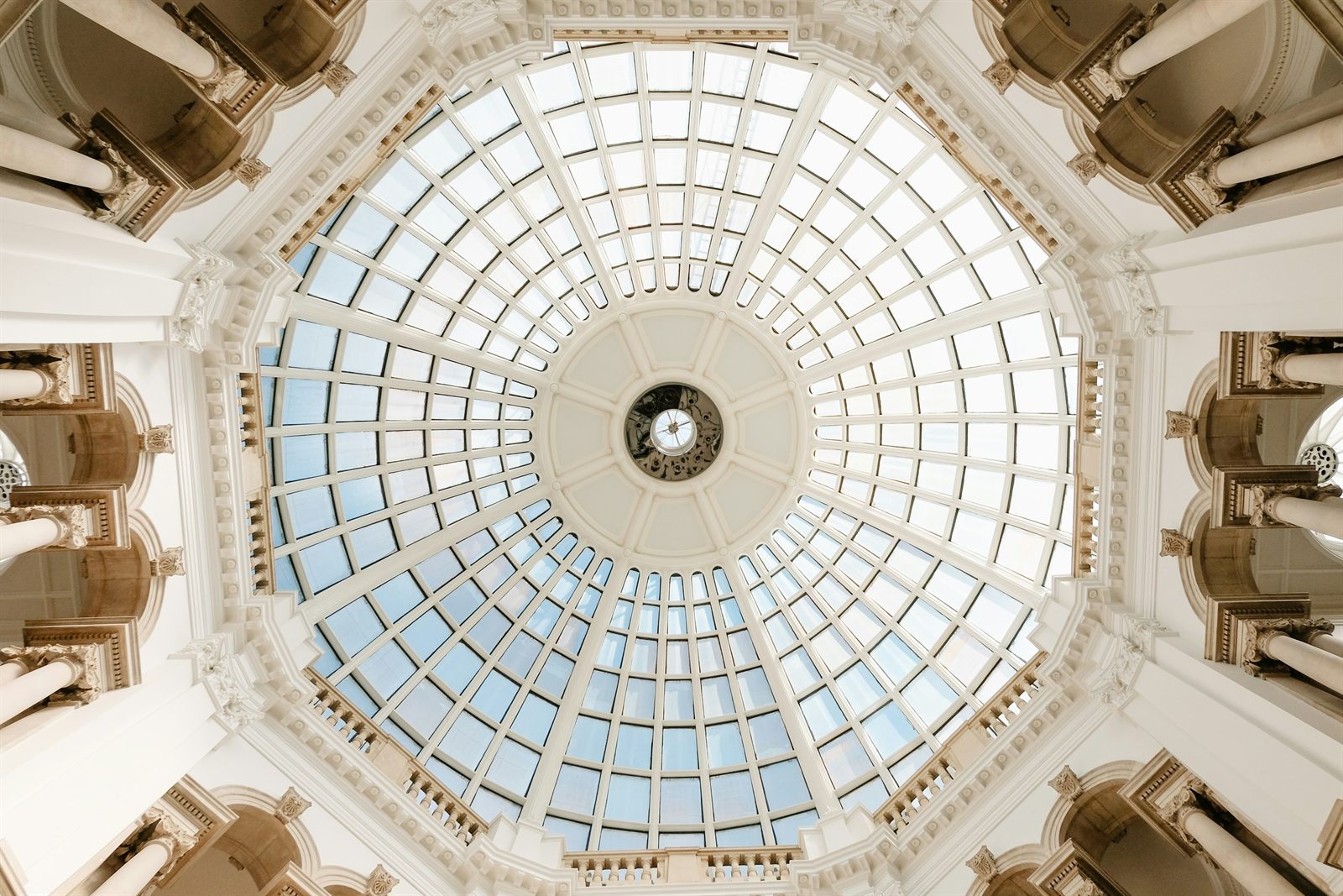 Vue en contre-plongée d'une verrière en dôme dans un bâtiment classique