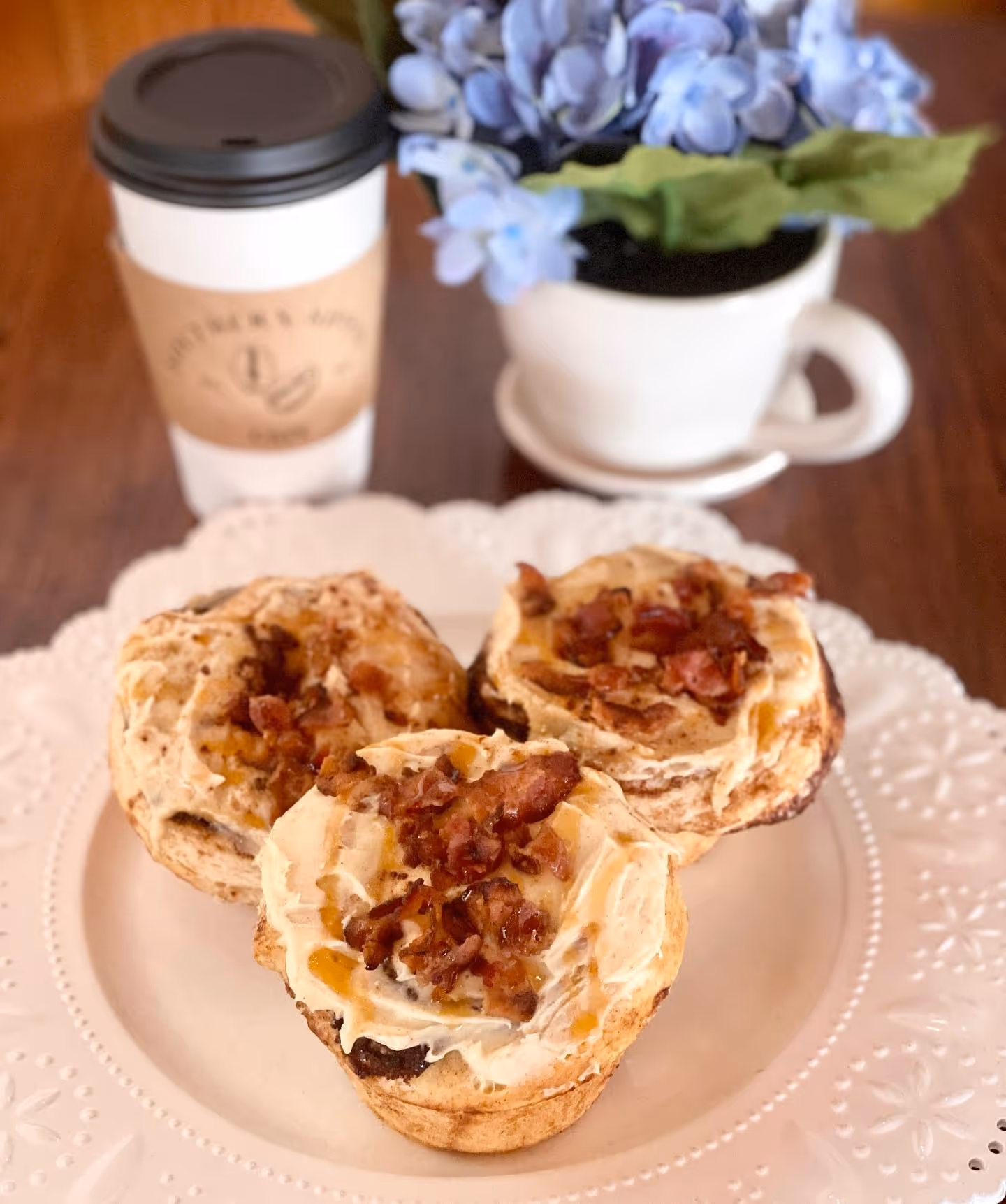 Sweet bacon and apple cream cupcakes