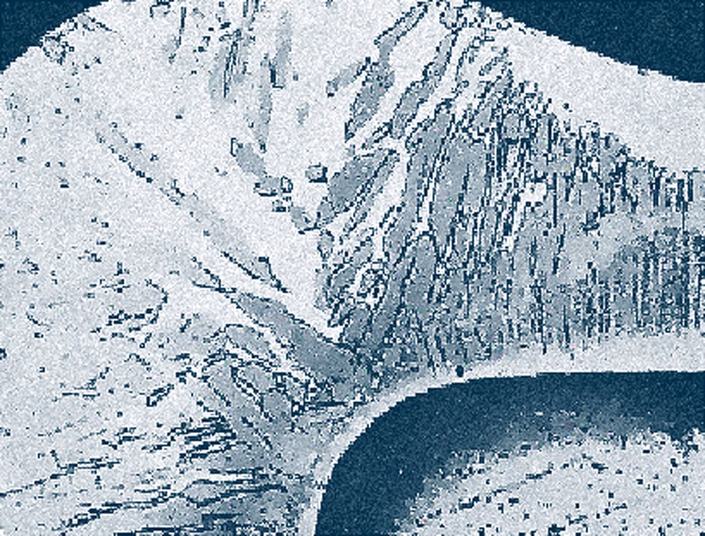 Mikroskopische Aufnahme einer korrodierten Metalloberfläche mit erkennbaren Kristallstrukturen.