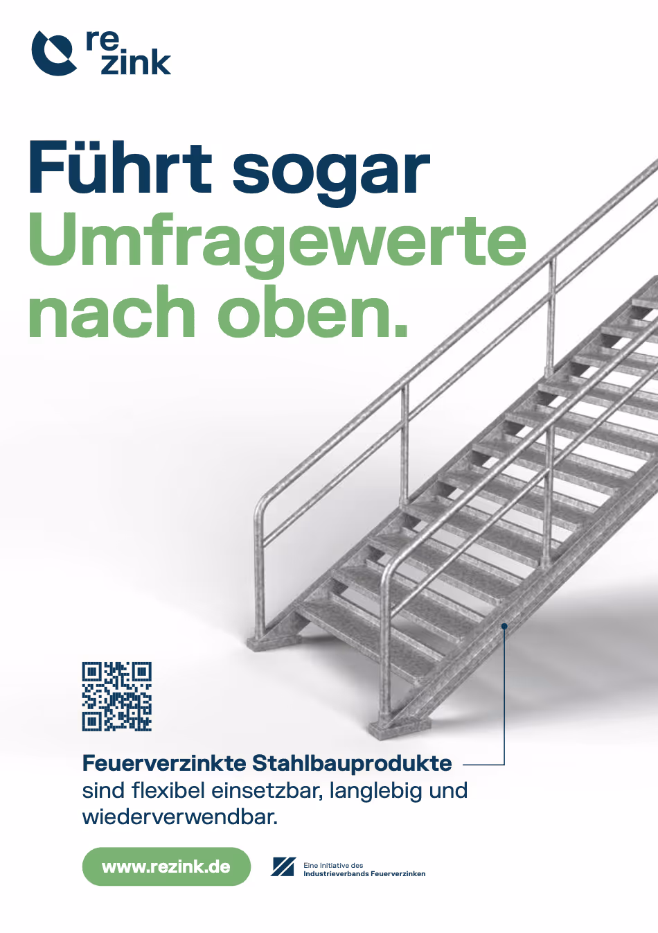 Metalltreppe mit Handlauf aus feuerverzinktem Stahl neben Text zu langlebigen und wiederverwendbaren Stahlbauprodukten.