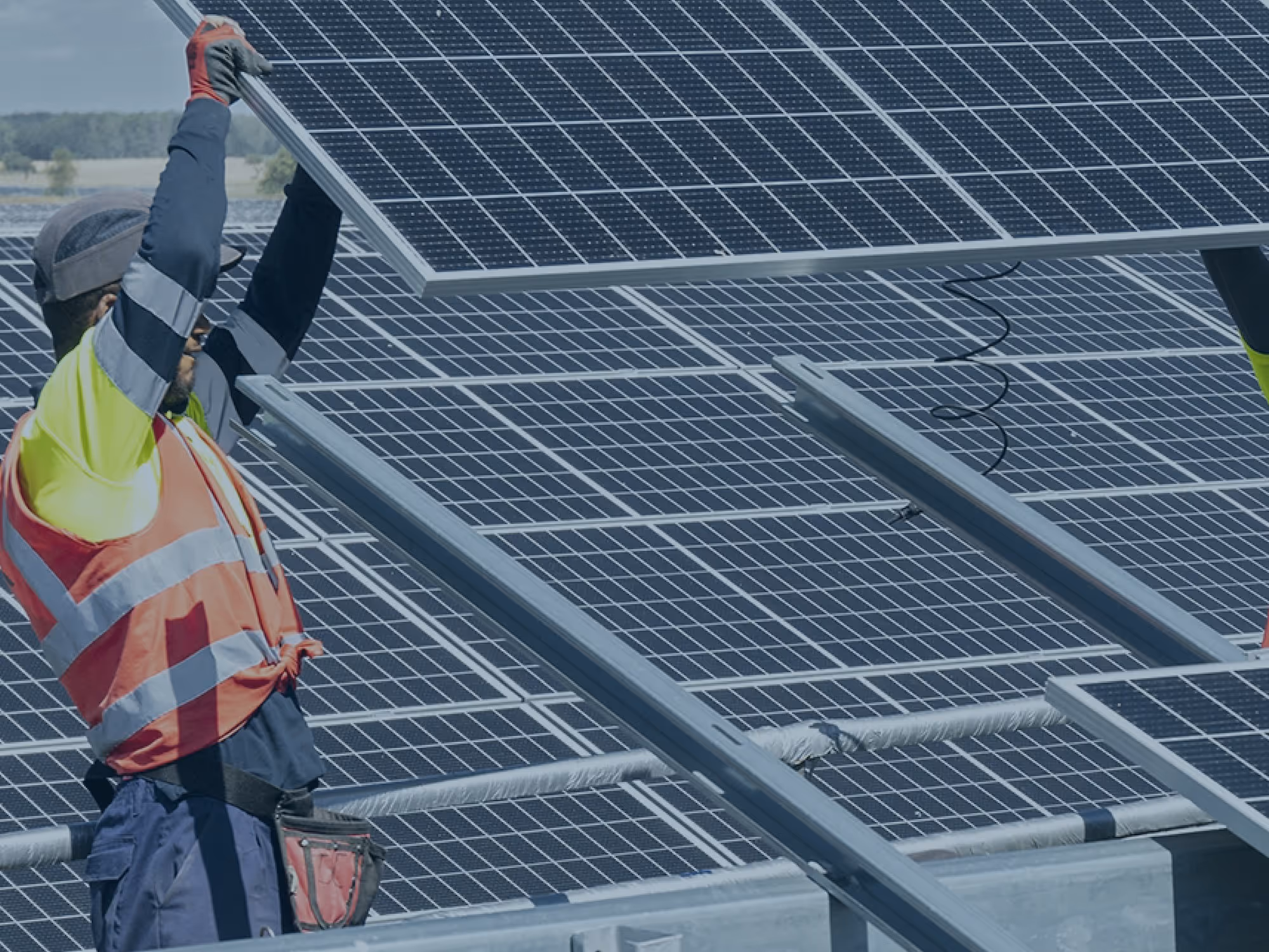 Handwerker installieren ein Solarpanel auf einem Solarkraftwerk bei Tageslicht.