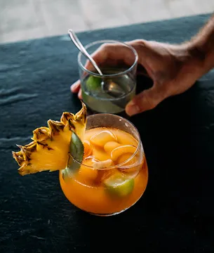 Cocktail à l’ananas au bar de La Toubana Hôtel & Spa, rhumerie antillaise en bord de mer.