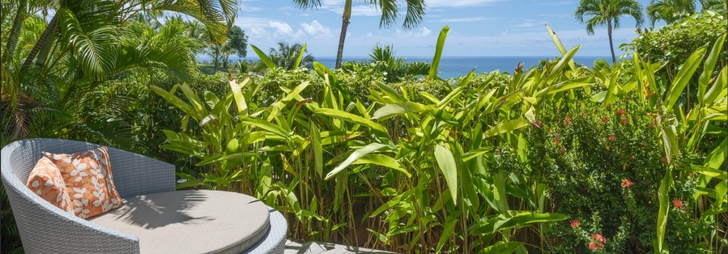 Terrasse du Bungalow Junior Suite Partielle Mer à La Toubana Hôtel & Spa, fauteuil pour se détendre aux Caraïbes.