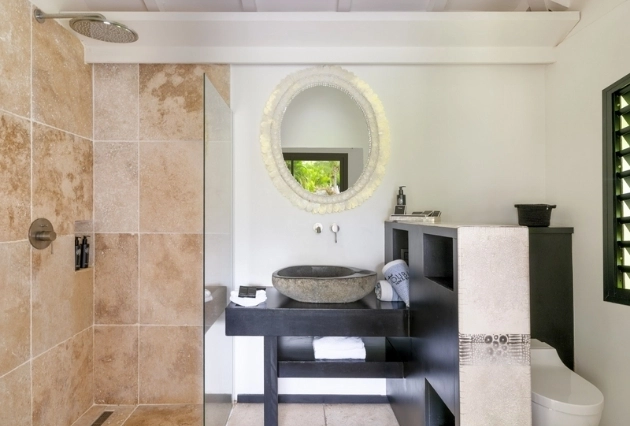 Salle de bain élégante du Bungalow Junior Suite Partielle Mer à La Toubana Hôtel & Spa en Guadeloupe.