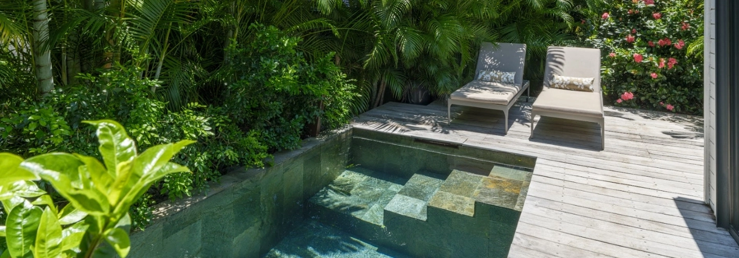 Piscine turquoise du Ti Kaz Junior Suite à La Toubana Hôtel & Spa, cadre de luxe aux Caraïbes.