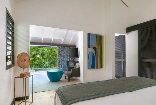 Lit du bungalow Ti Kaz Junior Suite à La Toubana Hôtel & Spa, hébergement de luxe en Guadeloupe.