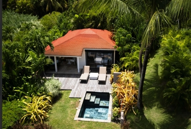 Vue aérienne du bungalow Ti Kaz Junior Suite à La Toubana Hôtel & Spa, entouré de végétation tropicale.
