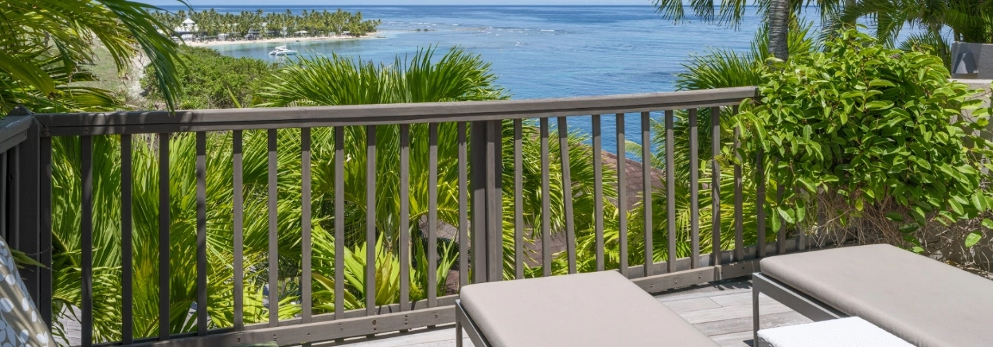 Terrasse du Bungalow Vue Mer à La Toubana Hôtel & Spa, transats donnant sur la mer turquoise.
