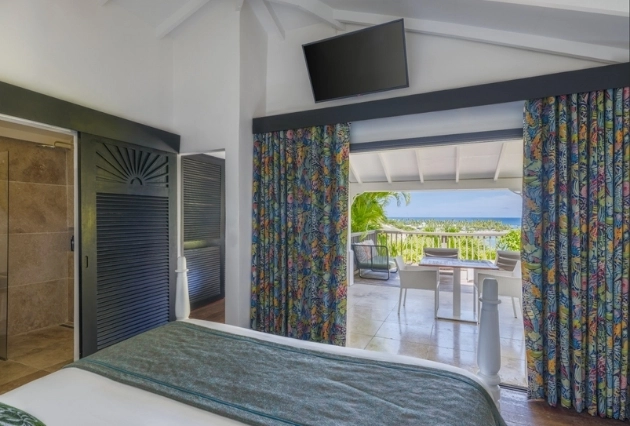 Lit du Bungalow Vue Mer à La Toubana Hôtel & Spa, chambre de luxe face à l’océan.