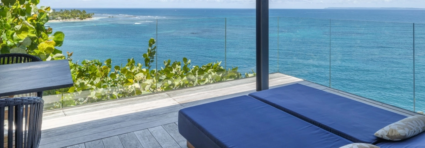 Terrasse de la Suite Panoramique à La Toubana Hôtel & Spa, transats avec vue sur la mer en Guadeloupe.