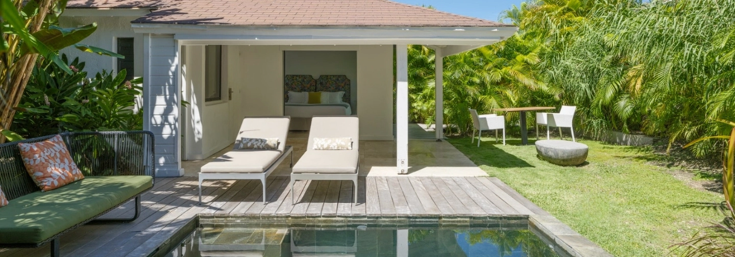 Piscine avec transats du Bungalow Ti Kaz Jardin à La Toubana Hôtel & Spa, détente en bord de mer en Guadeloupe.