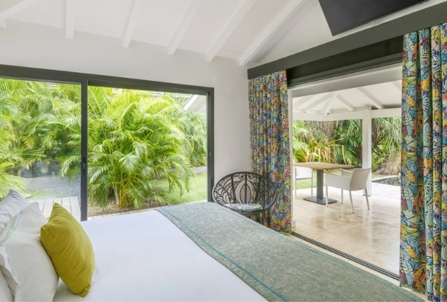 Chambre du Bungalow Ti Kaz Jardin à La Toubana Hôtel & Spa, hébergement de charme entouré de verdure.