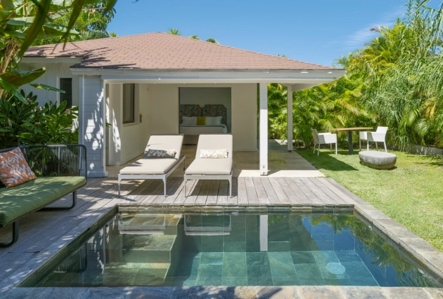 Piscine turquoise du Bungalow Ti Kaz Jardin à La Toubana Hôtel & Spa, cadre tropical aux Caraïbes.