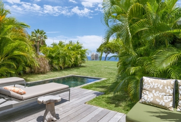 Piscine privée du Bungalow Ti Kaz Vue Mer à La Toubana Hôtel & Spa, avec vue sur la mer en Guadeloupe.