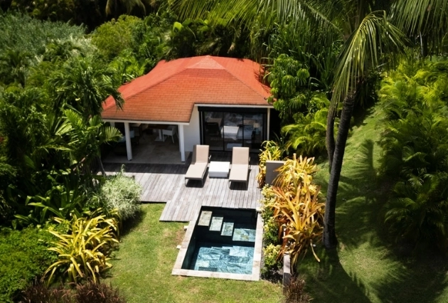 Vue aérienne du Bungalow Ti Kaz Vue Mer à La Toubana Hôtel & Spa, avec piscine et végétation tropicale.