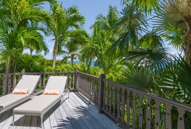 Transats face à la mer depuis le Bungalow Vue Partielle Mer à La Toubana Hôtel & Spa en Guadeloupe.
