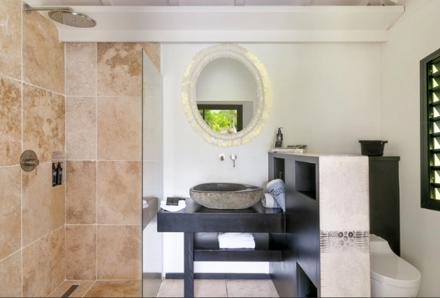 Salle de bain moderne du Bungalow Vue Partielle Mer à La Toubana Hôtel & Spa, hôtel de luxe en Guadeloupe.