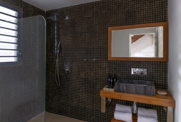 Salle de bain moderne de la Suite Classique à La Toubana Hôtel & Spa en Guadeloupe.