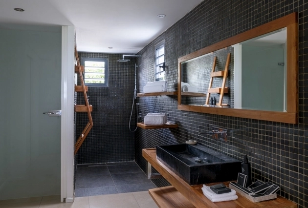 Salle de bain élégante de la Suite Classique à La Toubana Hôtel & Spa, hôtel de luxe aux Caraïbes.