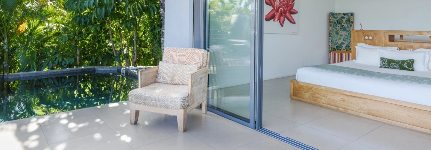 Fauteuil extérieur de la Suite Master à La Toubana Hôtel & Spa, terrasse avec vue sur la mer.