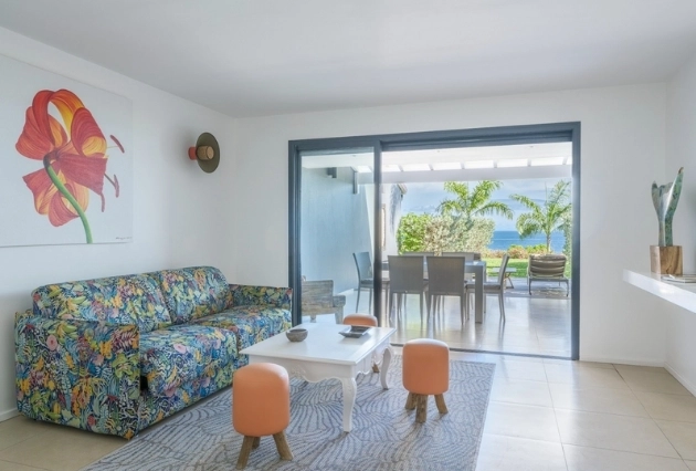 Salon spacieux de la Suite Master à La Toubana Hôtel & Spa, hébergement de luxe en Guadeloupe.