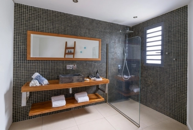 Salle de bain moderne de la Suite Master à La Toubana Hôtel & Spa, hôtel 5 étoiles en Guadeloupe.