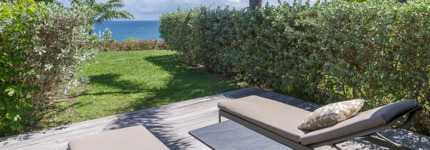 Transats avec vue sur la mer depuis la Suite Patio à La Toubana Hôtel & Spa en Guadeloupe.
