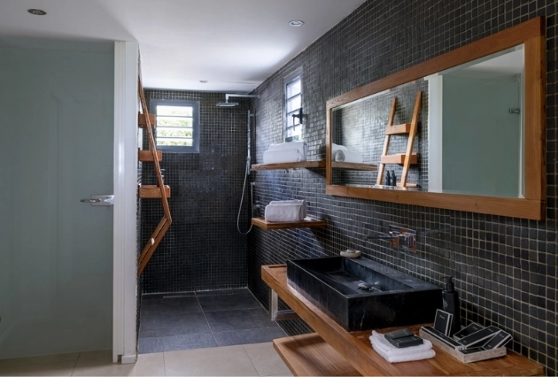 Salle de bain moderne de la Suite Patio à La Toubana Hôtel & Spa en Guadeloupe.