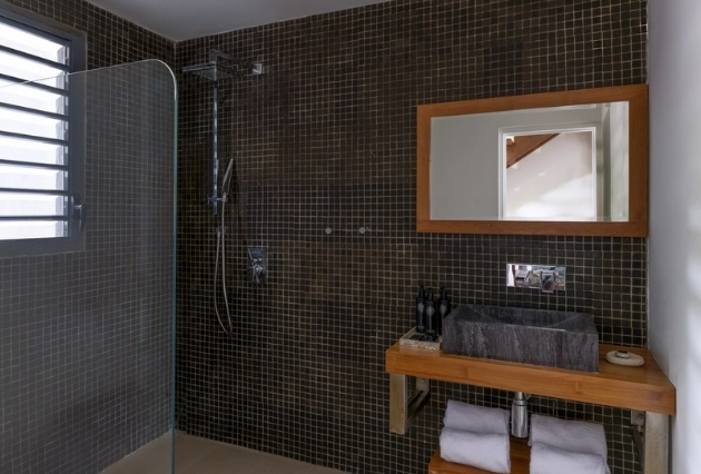 Salle de bain élégante de la Suite Patio à La Toubana Hôtel & Spa, confort haut de gamme.