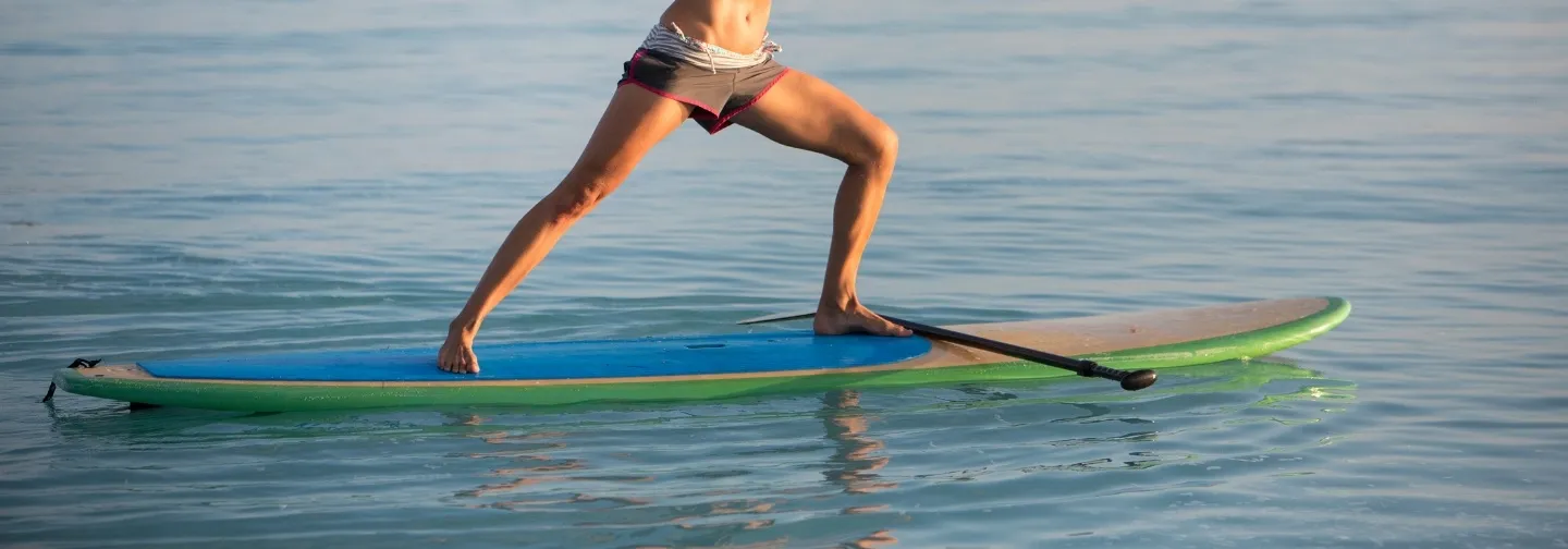 Séance de yoga paddle face à la mer des Caraïbes avec La Toubana Hôtel & Spa, expérience zen en Guadeloupe.
