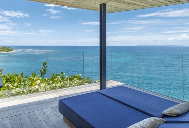 Transats face à la mer des Caraïbes depuis la Suite Panoramique à La Toubana Hôtel & Spa.