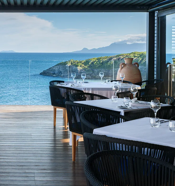 Restaurant et bars de La Toubana Hôtel & Spa, cuisine créole et cocktails en bord de mer en Guadeloupe.