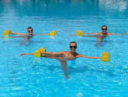 Aquagym en hôtel de luxe à La Toubana Hôtel & Spa, forme et détente aux Caraïbes en Guadeloupe.