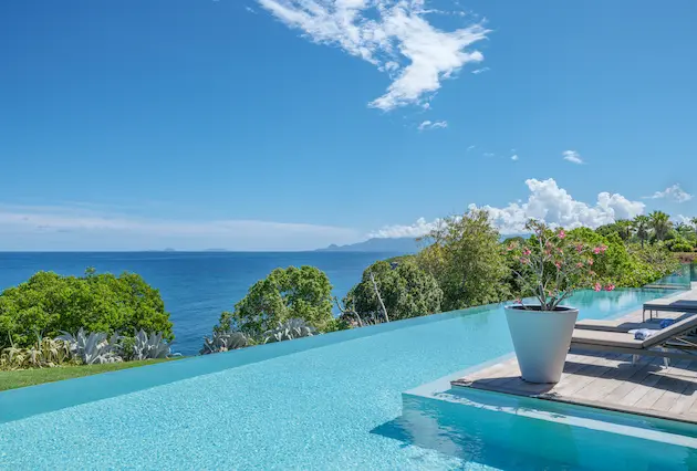 Piscine privée de la villa Ayati à La Toubana Hôtel & Spa, villa de luxe en Guadeloupe.