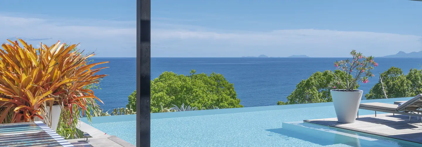 Piscine turquoise avec transats à La Toubana Hôtel & Spa, hôtel 5 étoiles aux Caraïbes.