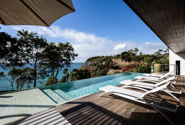 Chambre moderne de villa de luxe à La Toubana Hôtel & Spa, avec accès direct à la terrasse en Guadeloupe.